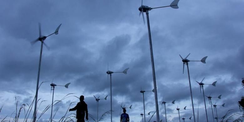 Pembangkit listrik tenaga angin menjadi solusi bagi warga di daerah terpencil seperti di Dusun Kalihi, Sumba, NTT. 