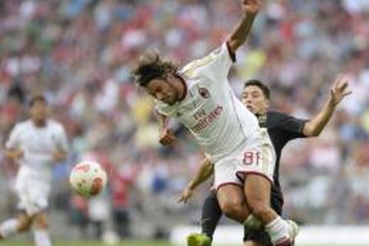 Bek AC Milan asal Italia, Cristian Zaccardo (putih).