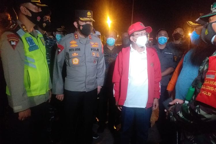 Gubernur Bali Wayan Koster (merah) didampingi Kapolda Bali, Irjen Pol Putu Jayan Danu Putra saat berkunjung ke Pelabuhan Gilimanuk, Selasa (29/6/2021) malam
