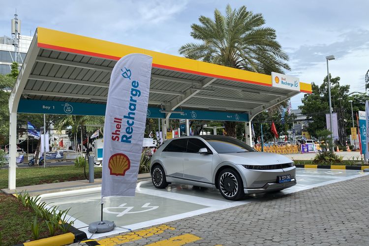 Stasiun pengisian kendaraan listrik umum (SPKLU) milik Shell, sudah mendukung fast charging DC CCS-2