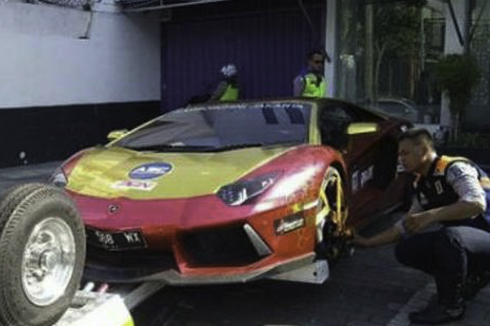 Polisi Cek Legalitas Mobil Lamborghini yang Terbakar di Surabaya