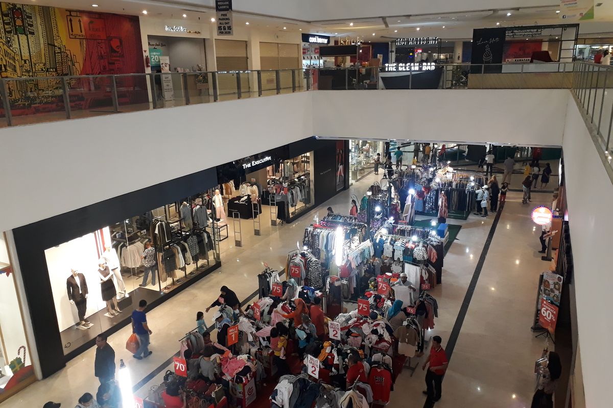 Situasi di dalam Mall Cipinang Indah, Minggu (16/2/2020), usai kembali dibuka pada Sabtu (15/2/2020) kemarin, pasca tidak beroperasi selama 45 hari akibat banjir awal tahun 2020 lalu.