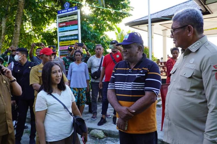 Bupati Maluku Tenggara Muhamad Thaher Hanubun mengunjungi warga korban bentrok di kecamatan Kei Besar,Selasa (15/11/2022).