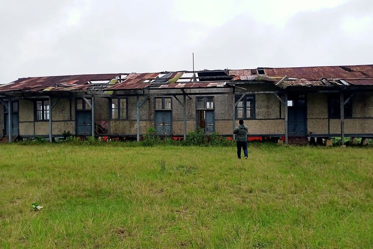 Vervoloog Malabar atau Sekolah Rakyat Malabar merupakan sekolah yang dibangun oleh Bosscha sebagai bentuk kecintaannya terhadap para karyawannya di Perkebunan Teh Malabar. Bosscha tak mau anak-anak karyawannya buta huruf dan tak mampu berhitung, ia membangun sekolah rakyat itu pada tahun 1901.