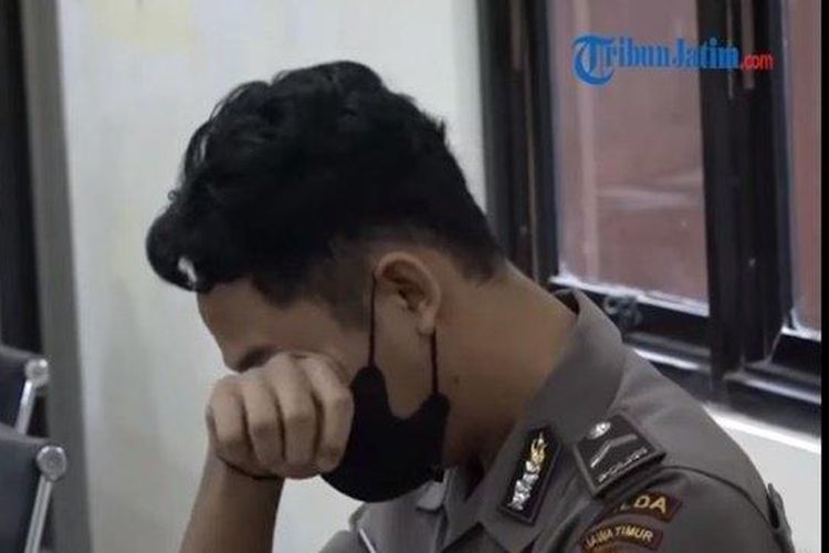 Bripda Randy Bagus menangis di ruang sidang setelah resmi dipecat, terancam 5 tahun penjara karena paksa Novia Widyasari aborsi. 