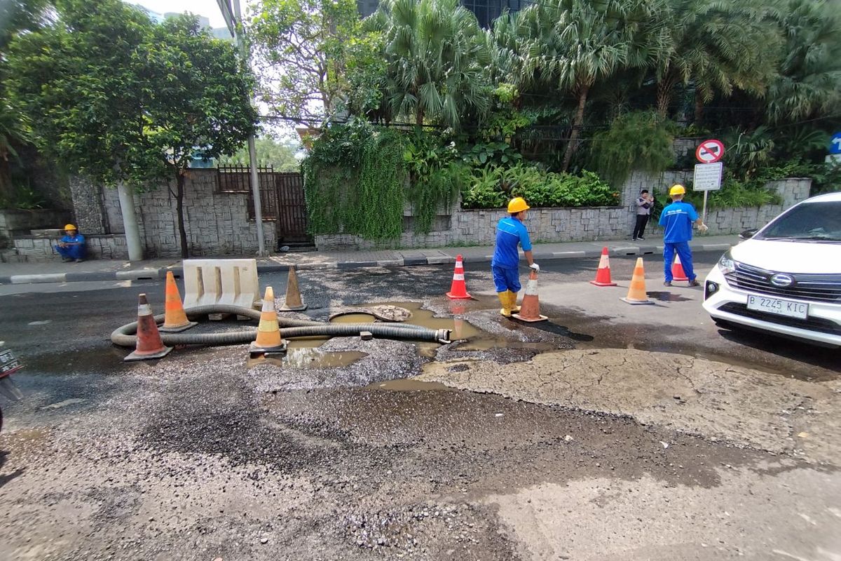 Genangan limbah membasahi kawasan Jalan Bendungan Hilir (Benhil) Raya No 14, RT  014/RW 01, Tanah Abang, Jakarta Pusat, Selasa (27/6/2023).