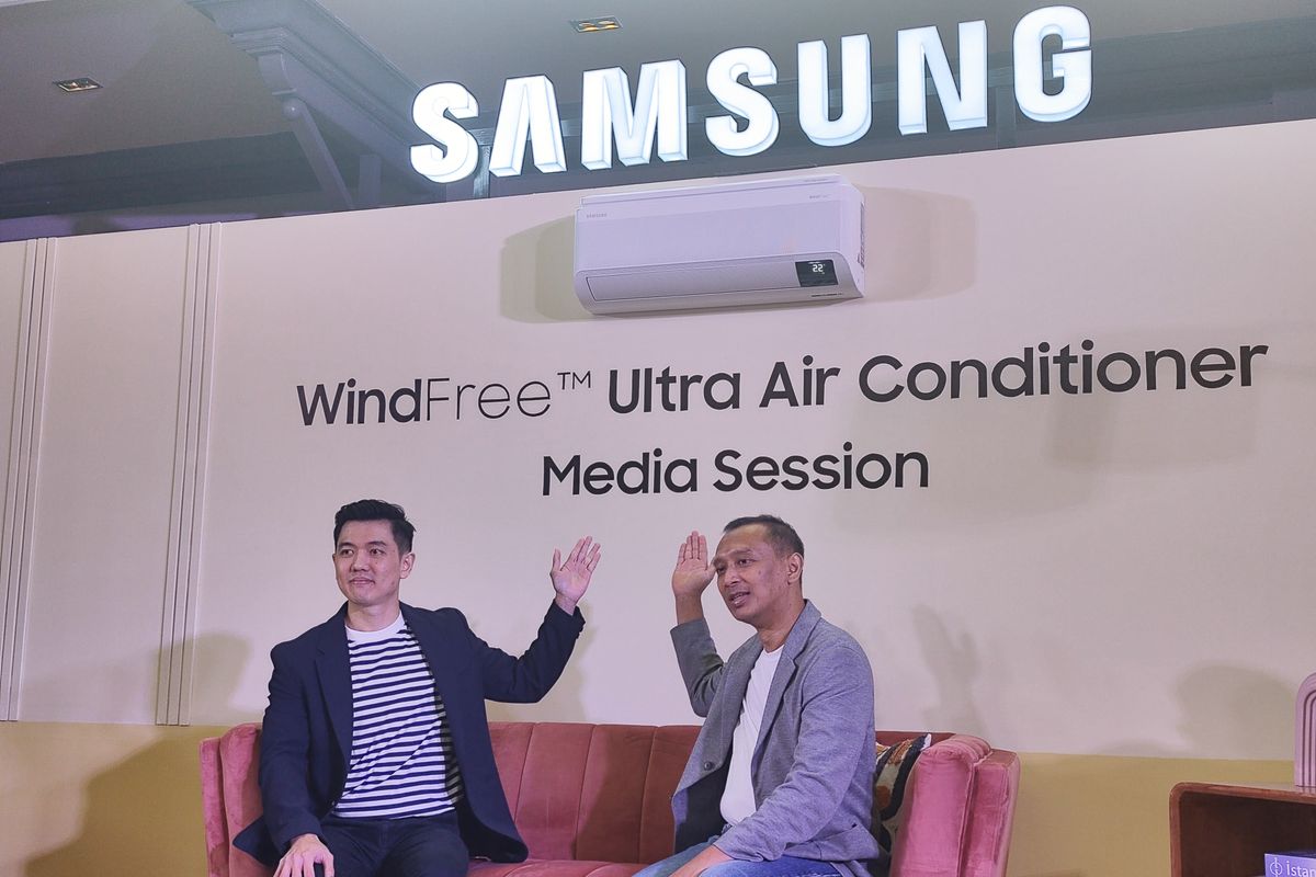 (Kiri-kanan) Head of Air Conditioner Product Marketing, Samsung Electronics Indonesia Donny Libra dan Head Of Air Conditioner Business Samsung Electronics Indonesia, Hendy Budiarto yang tengah memperkenalkan Samsung WindFree Ultra Air Conditioner terbarunya dalam sebuah acara di Kuningan, Jakarta Selatan, pada Senin (3/7/2023).