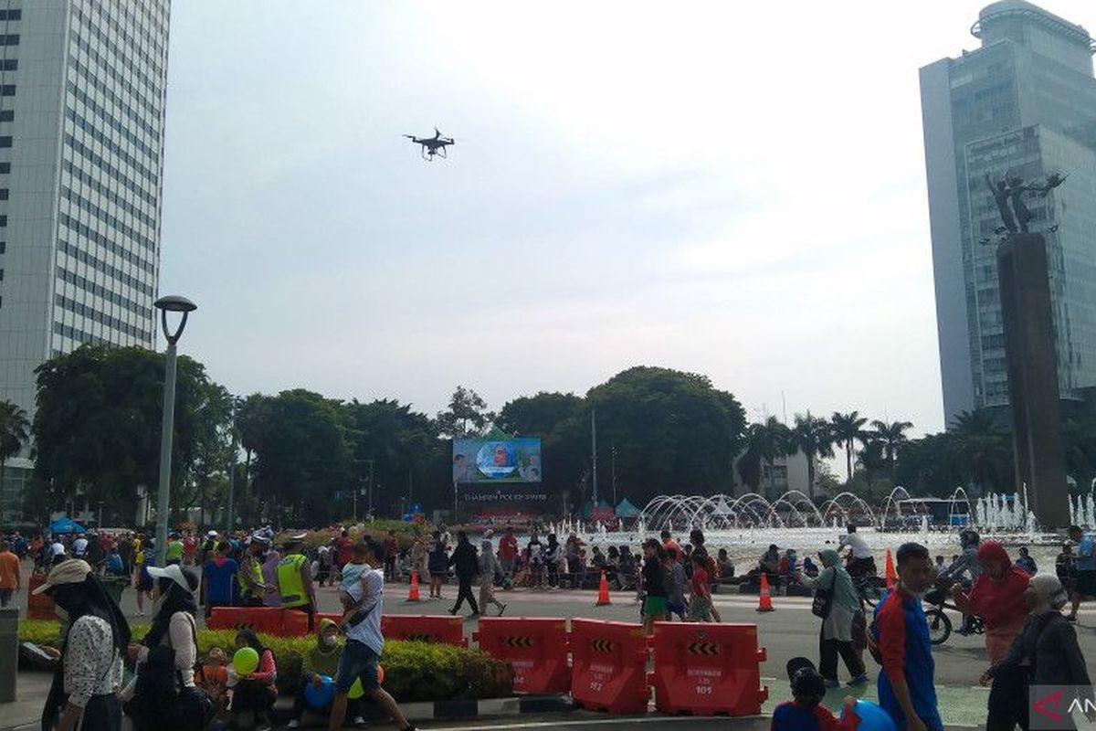 Drone untuk menjerat warga yang membuang sampah di Car Free Day, Jakarta, Minggu (6/11/2022).