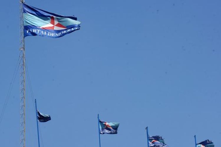 Bendera Partai Demokrat berkibar di kawasan Rawamangun, Jakarta, Minggu (17/6/2012). Berdasarkan survei terbaru yang dilakukan Lingkaran Survei Indonesia, elektabilitas Partai Demokrat turun dari 13,7 persen (survei bulan Januari 2012) menjadi 11,3 persen. Sementara tempat pertama ditempati Partai Golkar 20,9 persen, dan PDI Perjuangan 14 persen. KOMPAS/HENDRA A SETYAWAN 