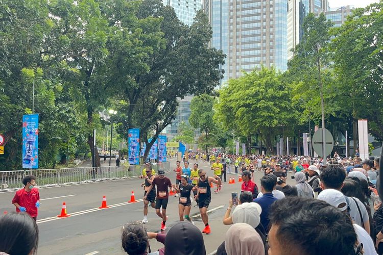 Ucapan Selamat dan Buket Bunga Sambut Pelari Jakarta Running Festival di Garis Finis