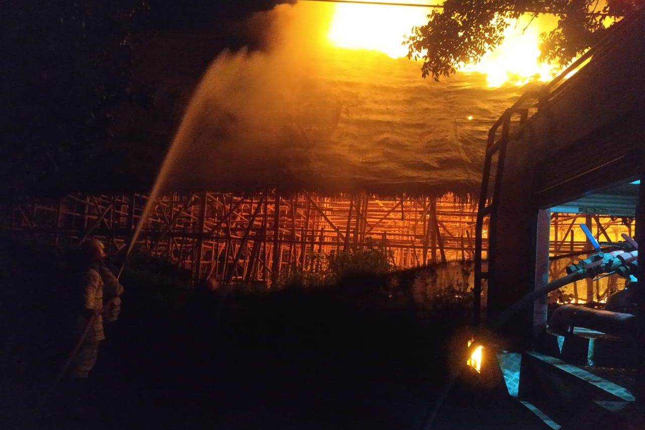 Gudang Berisi Tembakau Milik PTPN I Regional IV di Jember Ludes Terbakar