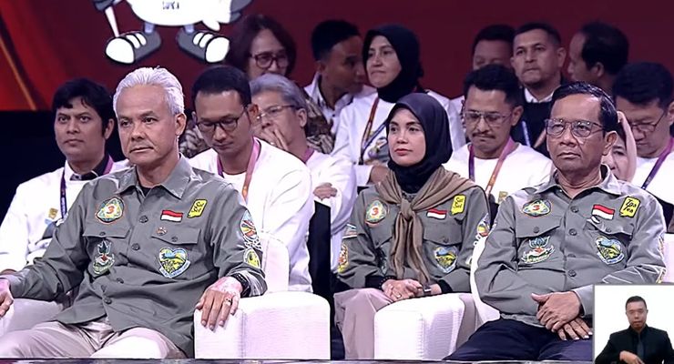 Hadiri Debat Pilpres 2024, Ganjar-Mahfud Kenakan Kostum Warna Hijau yang Ramah Lingkungan 