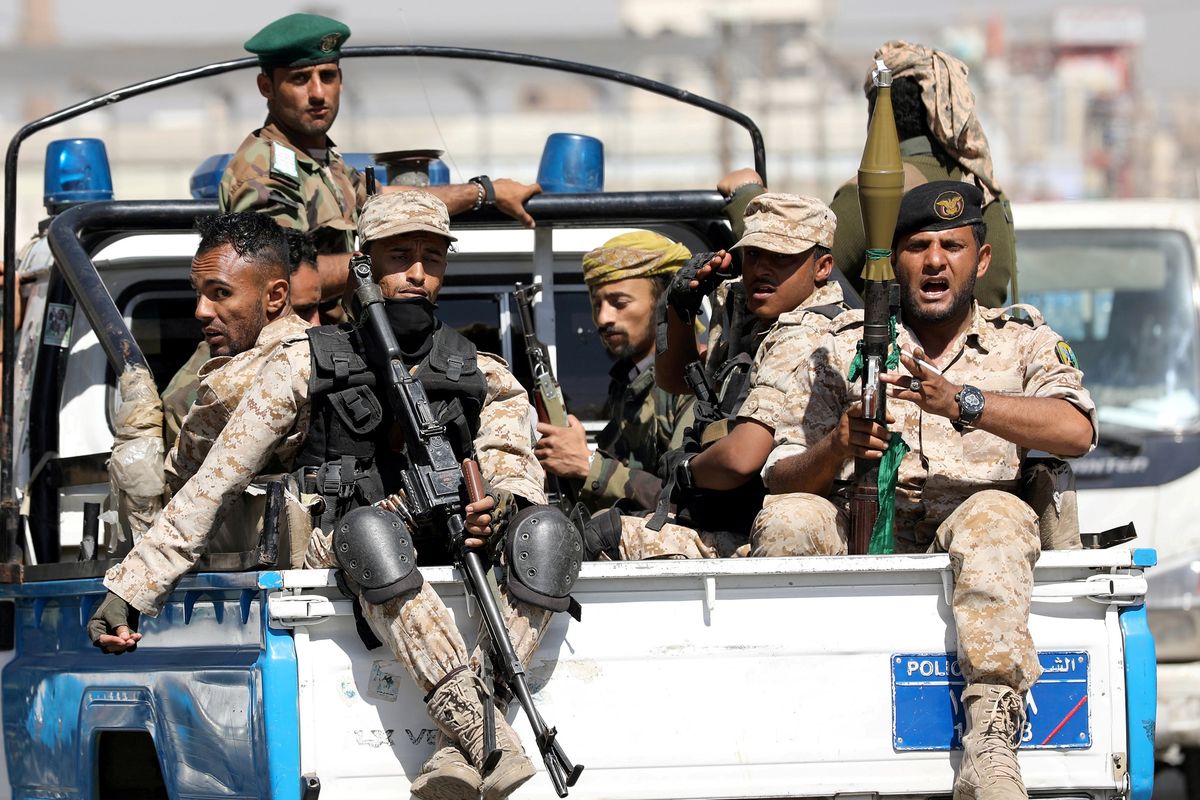 Pasukan Houthi menumpang di bak truk polisi, setelah menghadiri pertemuan Houthi di Sanaa, Yaman, 19 Februari 2020.