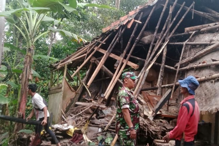Relawan bencana, BPBD, TNI dan Polri saat membereskan puing-puing reruntuhan rumah warga rusak akibat Gempa Garut 6,2 M di Kecamatan Cibalong, Kabupaten Tasikmalaya, Jawa Barat, Senin (29/4/2024).