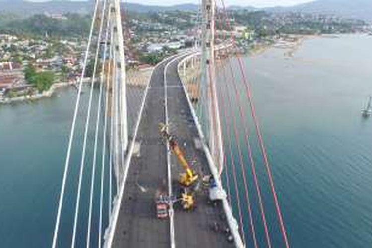 Secara teknis panjang jembatan ini adalah 1.140 meter yang terbagi ke dalam tiga bagian yaitu, Jembatan Pendekat di sisi Desa Poka sepanjang 520 meter, Jembatan Pendekat di sisi Desa Galala sepanjang 320 meter, dan Jembatan Utama sepanjang 300 meter.
