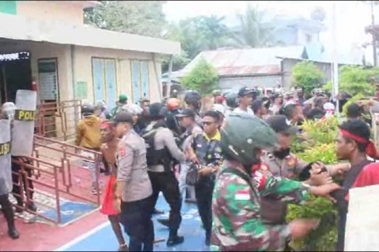 Putusan Pengadilan terkait sengketa lahan warga adat di Kabupaten Kepulauan Aru, Maluku dengan Lanud Aru berakhir bentrok di depan kantor Pengadilan Negi Dobo, Rabu (17/11/2021)