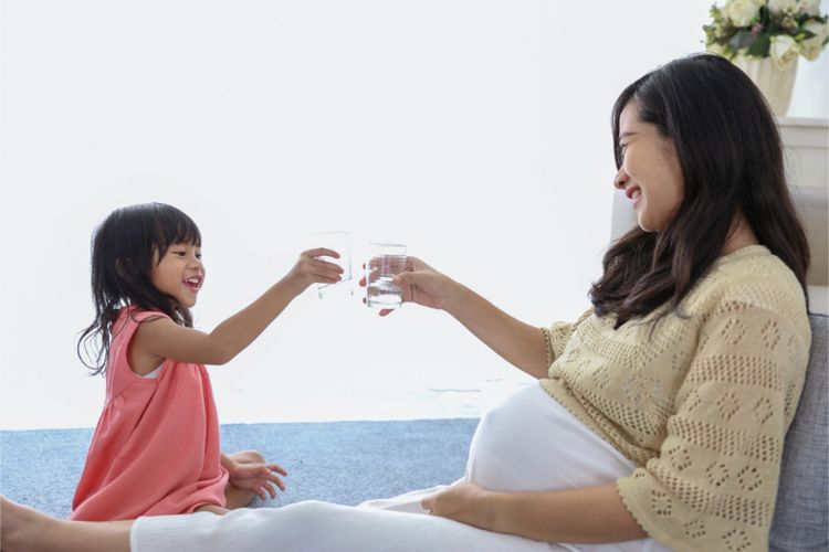 Ibu hamil dan anak meminum air mineral