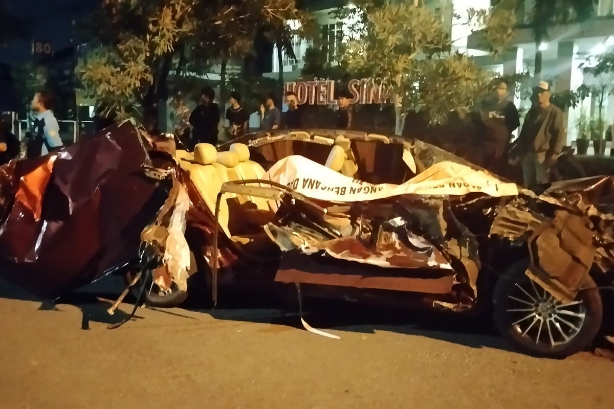 Kondisi mobil Honda Civic merah yang ringsek setelah menghantam bagian belakang truk boks di kawasan Sedati, Sidoarjo, Kamis (26/03/2026).