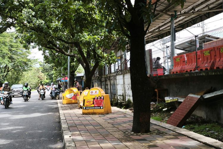 Pengguna KRL Batuceper Parkir di Trotoar karena Akses Parkir Resmi Dinilai Berbahaya