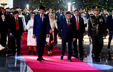 Presiden Joko Widodo dan Wakil Presiden Ma'ruf Amin saat menghadiri apel kehormatan dan renungan suci di Taman Makam Pahlawan (TMP) Nasional Utama Kalibata, Jakarta, pada Kamis (17/8/2023) dinihari.