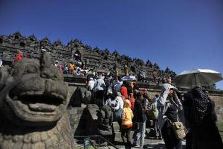 Pengunjung berjejal menaiki Candi Borobudur, Magelang, Jawa Tengah, Sabtu (12/5/2012). Menjelang masa liburan sekolah, pengunjung candi tersebut mulai meningkat dari rata-rata 6.000 pengunjung menjadi lebih dari 16.000 pengunjung per hari. 