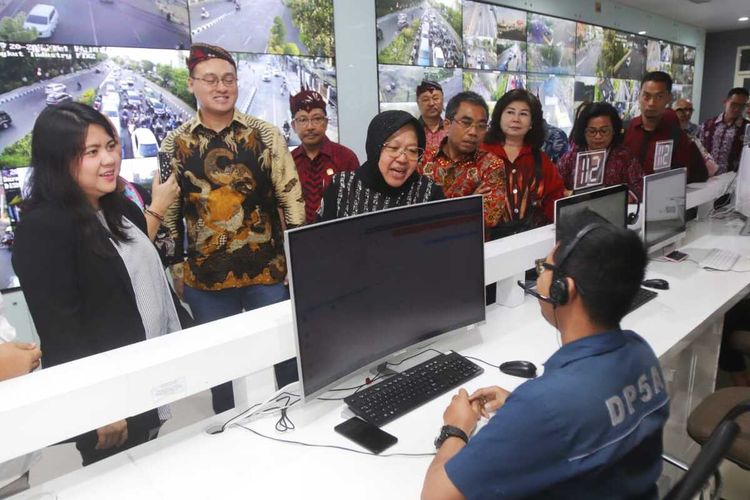 Wali Kota Risma mengajak rombongan DPRD DKI Jakarta ke ruang Command Center si gedung Siola Surabaya, Jumat (20/12/2019).