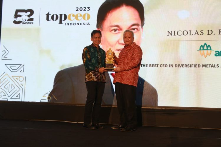 Direktur Utama (Dirut) Antam Nico Kanter meraih penghargaan sebagai The Best CEO in Diversified Metals and Minerals pada ajang Top CEO Awards 2023 yang diselenggarakan oleh Tempo dan IDNFinancials, Bali, Jumat (1/12/2023).