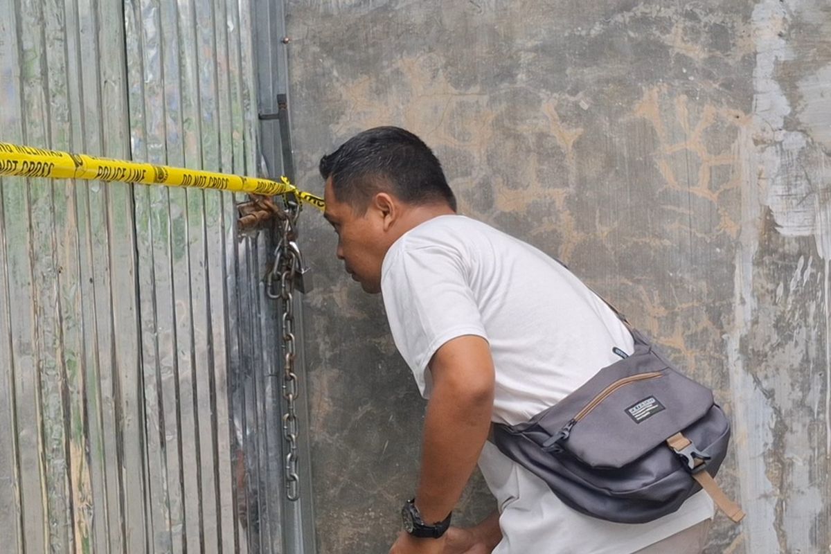 Gudang yang diduga jadi tempat penyimpanan solar subsidi disegel polisi, Selasa (4/11/2025)