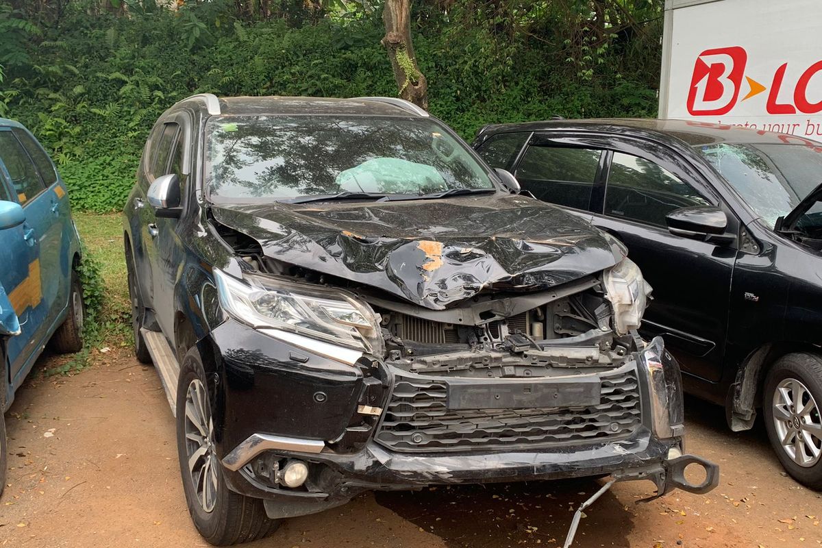 Mobil Mitsubishi Pajero yang menabrak pemotor di Jalan Gading Serpong Boulevard yang telah diamankan di Polres Tangerang Selatan. Bagian depan mobil ringsek parah.