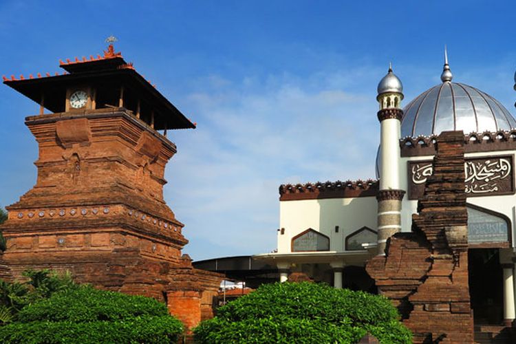 Masjid Menara Kudus, bukti akulturasi budaya pra-Islam dan budaya Islam di bidang seni bangunan.