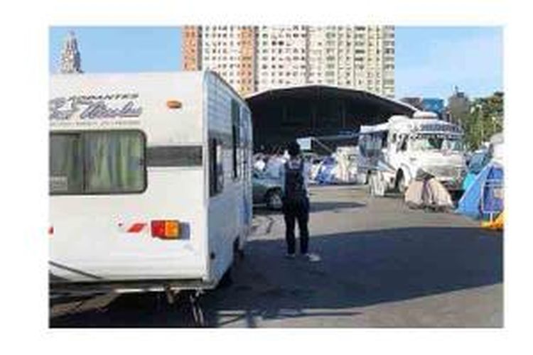 Suasana parkir mobil karavan milik suporter Piala Dunia 2014 di kawasan Centro, kota Rio de Janeiro, Brasil, Sabtu (5/7/2014) siang. Meski bermodal minim, suporter tim nasional negara-negara Amerika Selatan datang ke Brasil dengan mobil karavan untuk menyaksikan laga tim pujaan mereka.