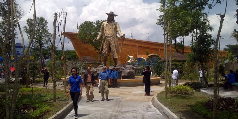 Sejumlah pengunjung di Santasea Water Theme Park, Kota Sukabumi, Jawa Barat, Jumat (1/4/2016).