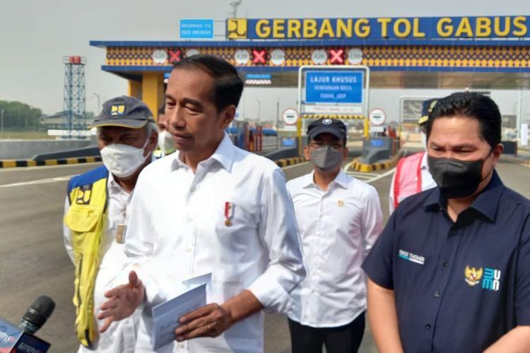 Presiden Joko Widodo (Jokowi) di Gerbang Tol Gabus, Jalan Sriamur, Tambun Utara, Kabupaten Bekasi, Jawa Barat pada Selasa (20/9/2022). Dalam kesempatan tersebut Jokowi menegaskan tidak ada penghapusan untuk daya listrik 450 VA tidak ada juga perubahan dari 450 VA ke 900 VA. 