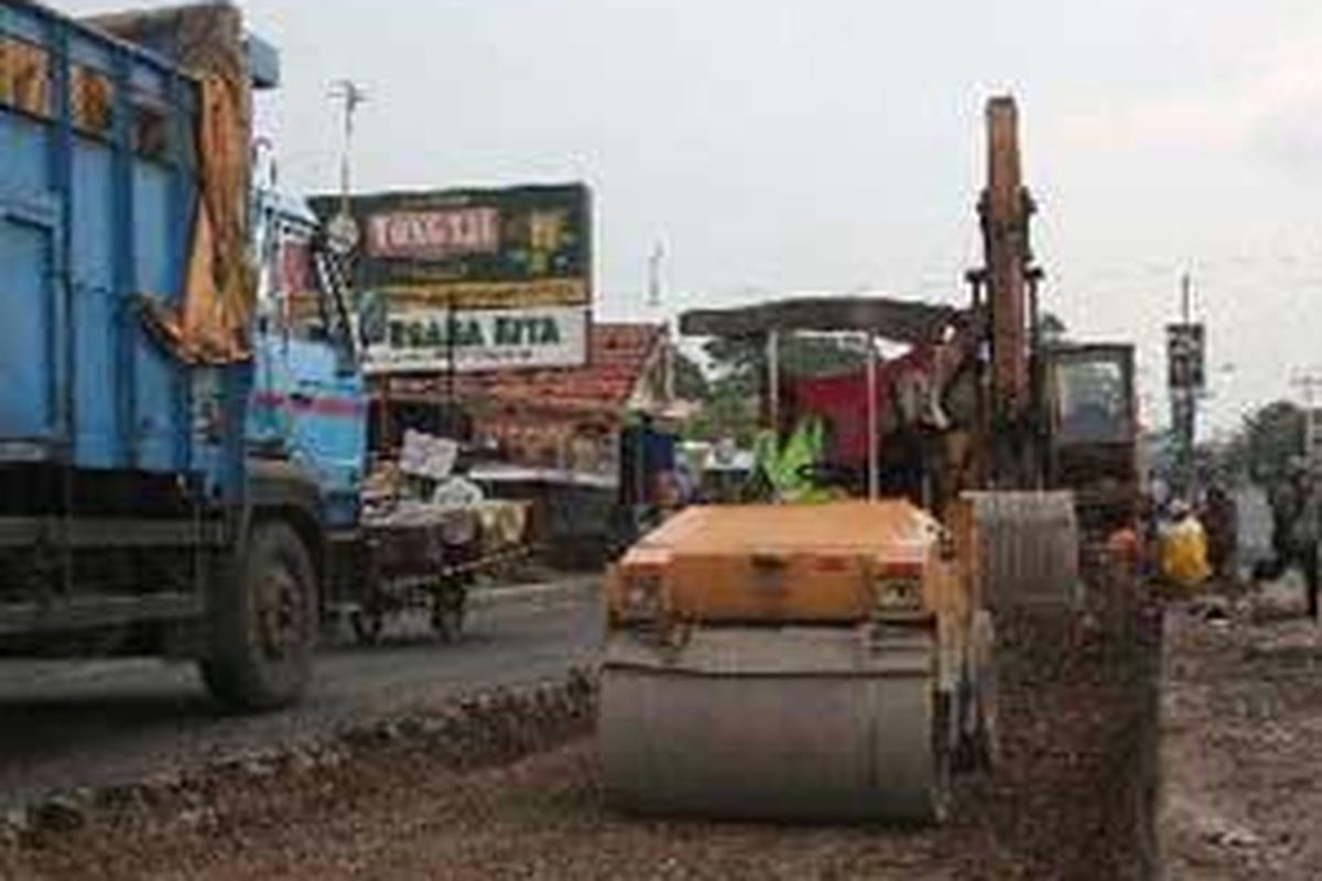 Perbaikan jalan sedang dilakukan di sejumlah jalur pantai utara (pantura) di Kaligangsa, Kabupaten Brebes, Jawa Tengah, Selasa (18/3/2008).  