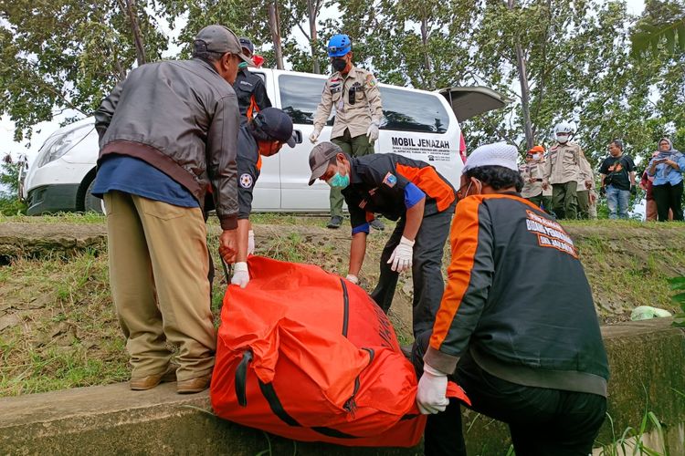 Penemuan mayat di Kawasan Sedimen BKT, Kelurahan Ujung Menteng, Kecamatan Cakung, Jakarta Timur, Selasa (14/2/2023).