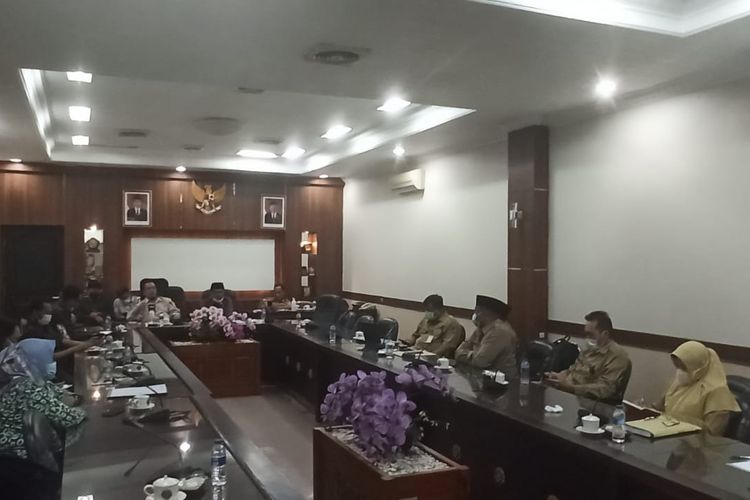 Pansus Covid-19 DPRD Jember saat memanggil para pejabat yang bertanggung jawab terkait pengelolaan dana Covid-19