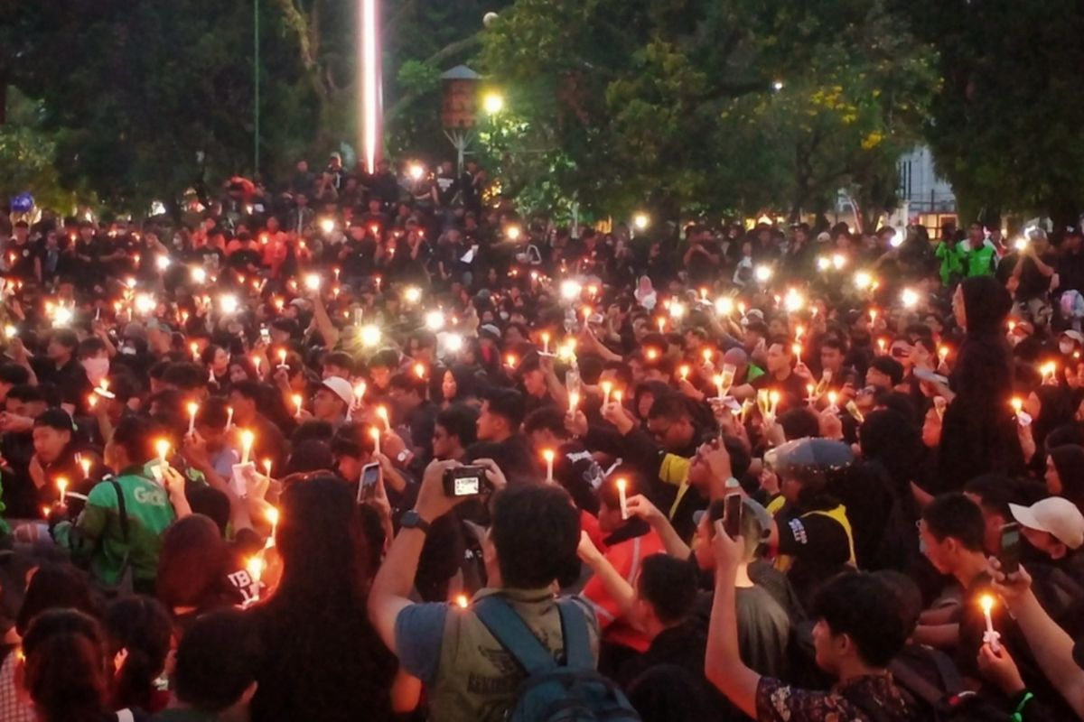 Ribuan masyarakat berkumpul di Kota Malang, Jawa Timur mengikuti aksi solidaritas di Alun-Alun Merdeka pada Jumat (29/8/2025). 