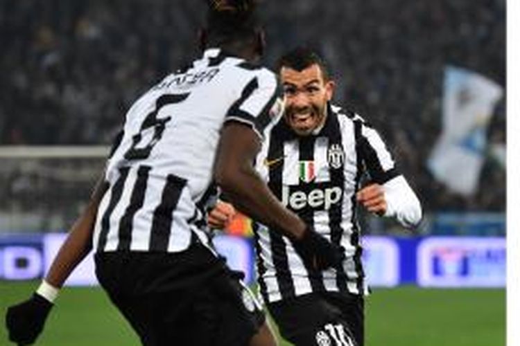 Penyerang Juventus, Carlos Tevez (kanan), merayakan gol yang dicetaknya, bersama dengan Paul Pogba, dalam laga Serie-A di Olimpico, Sabtu (22/11/2014).