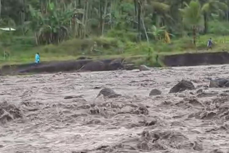 Lima orang terjabak banjir lahar Gunung Semeru