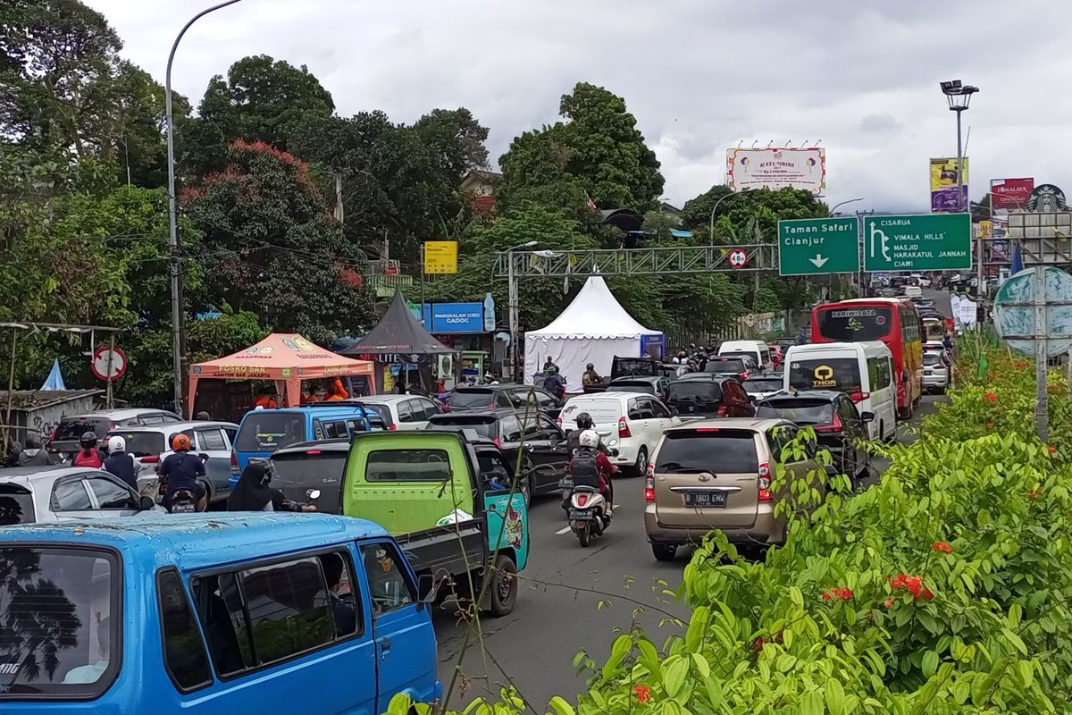 Situasi arus kendaraan di Jalan Raya Puncak Bogor, Jawa Barat, terpantau macet jelang libur Natal 2022 dan Tahun Baru 2023 (Nataru), Jumat (23/12/2022).