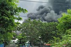 Petugas Kesulitan Padamkan Api di Pabrik Bahan Plastik