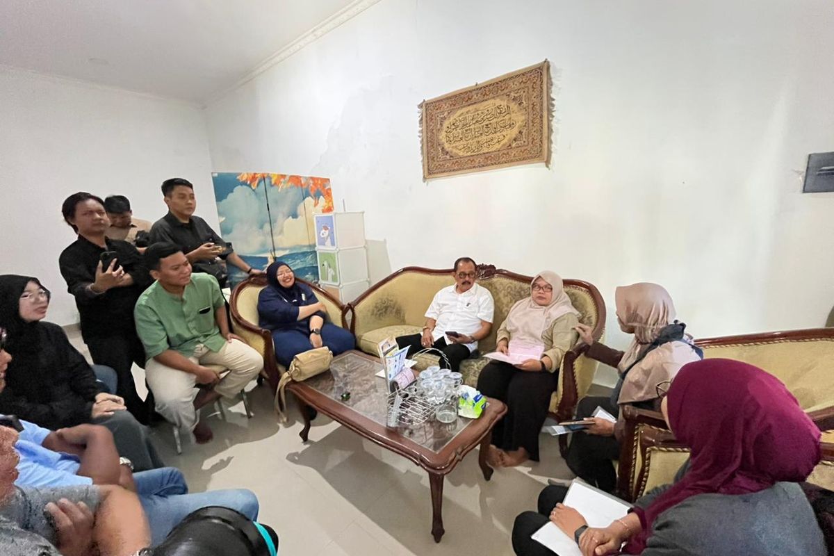 Suasana para korban penipuan wedding organizer Kamuya yang melaporkan di Rumah Apirasi Wakil Walikota Surabaya, Armuji, Selasa (31/3/2026).