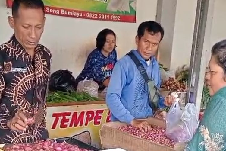 Bawang Bombay Mini Beredar di Brebes, Petani Bawang Merah Khawatir Harga Anjlok Jelang Musim Panen