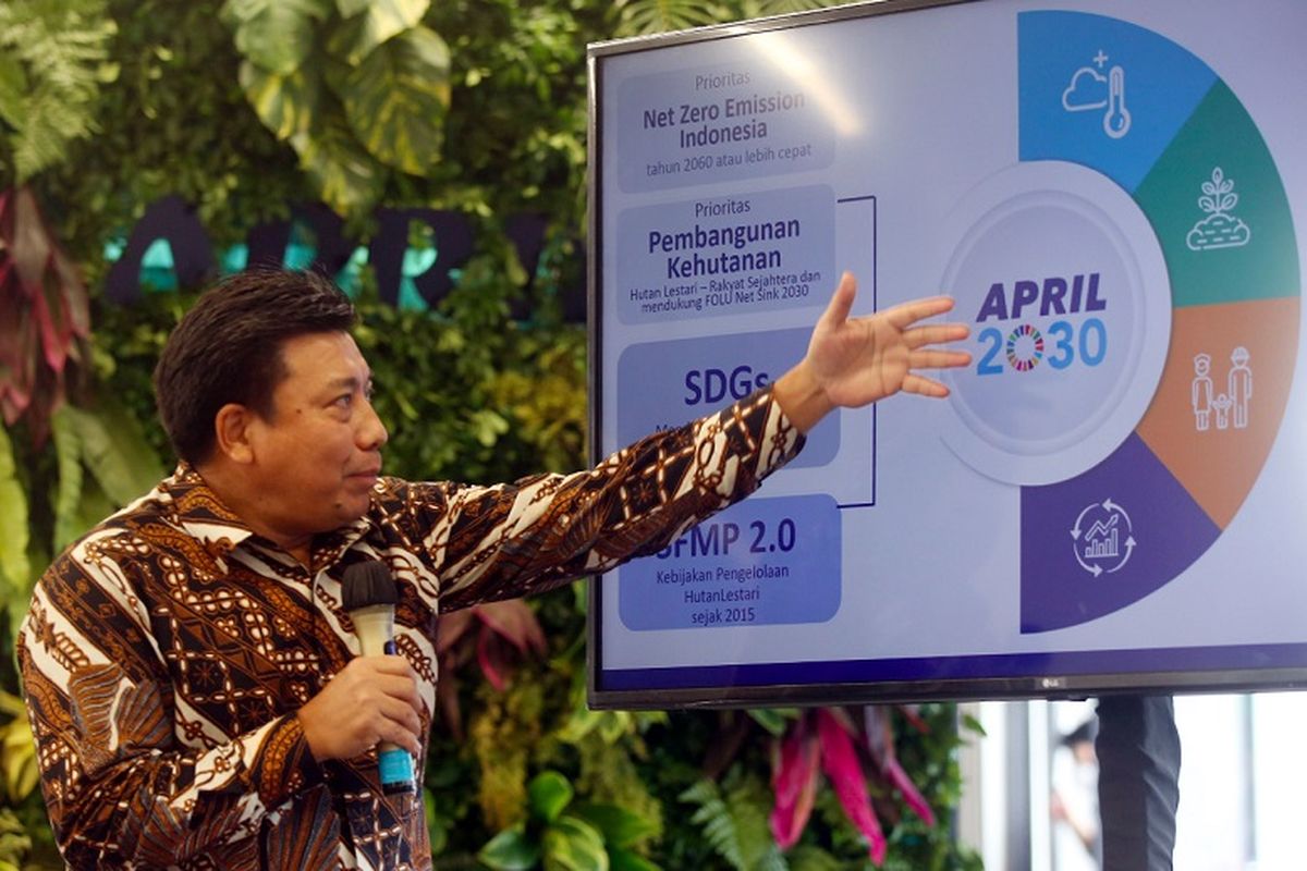 Direktur Utama PT Riau Andalan Pulp and Paper (RAPP), unit operasional APRIL Group, Sihol Aritonang saat memberikan pemaparan mengenai progres APRIL2030