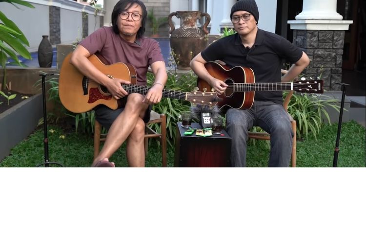 Ari Lasso sedang berguru gitar kepada Andra Ramadhan lagu-lagu Dewa 19 yang ternyata rumit.