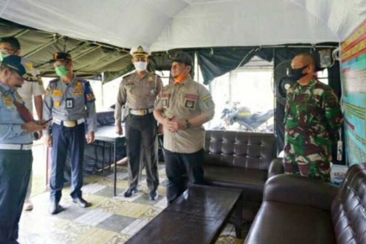 Petugas gabungan melakukan penjagaan di posko kawasan perbatasan di wilayah Riau, mengantisipasi penyebaran covid-19 di Riau. Dok Pemprov Riau