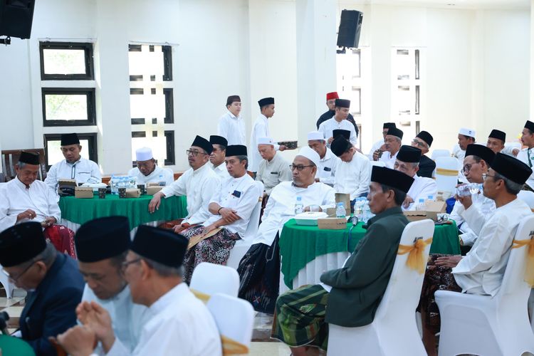 Para Kiai Nahdlatul Ulama berkumpul di Pesantren Tebuireng, Jombang, Jawa Timur, Senin (12/8/2024). Mereka meminta agar PBNU membenahi PKB.