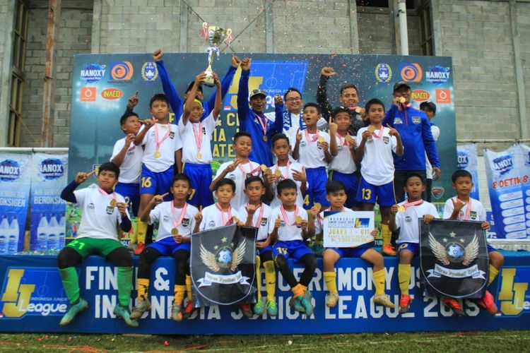 Giras Soccer School keluar sebagai juara di kategori U-11 kompetisi sepak bola usia dini, Indonesia Junior League (IJL), musim 2019, Minggu (1/12/2019). 