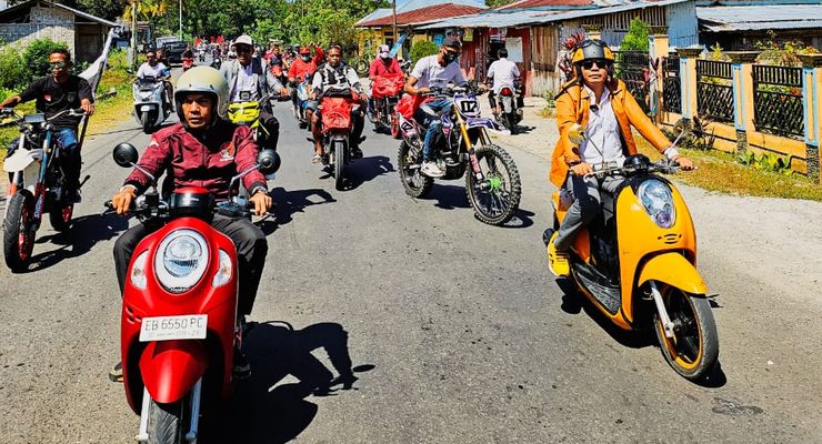 Elphy-Mensi Kendarai Scoopy Saat Daftar ke KPU untuk Pilkada Manggarai Timur