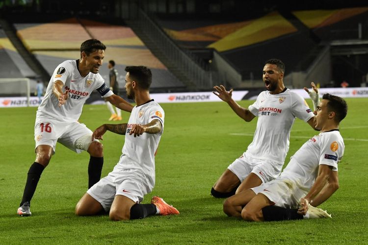Suso (dua dari kiri) merayakan golnya pada laga semifinal Liga Europa yang mempertemukan Sevilla vs Man United di Stadion RheinEnergie, Koln, Jerman, Senin (17/8/2020) dini hari WIB.